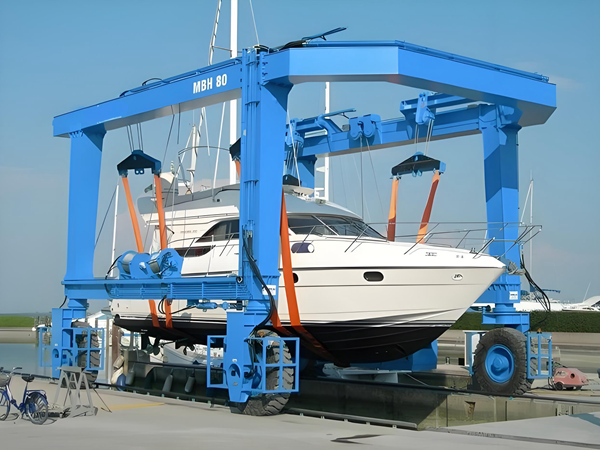 游艇轮胎吊多轮转向系统如何实现斜行功能